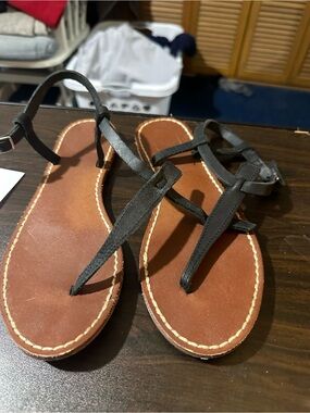 GAP Black Strappy T‑Bar Sandals with Brown Footbed